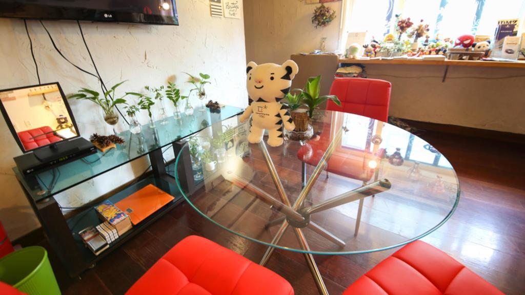 Comeinn Guesthouse Hongdae - Female Only Seoel Buitenkant foto
