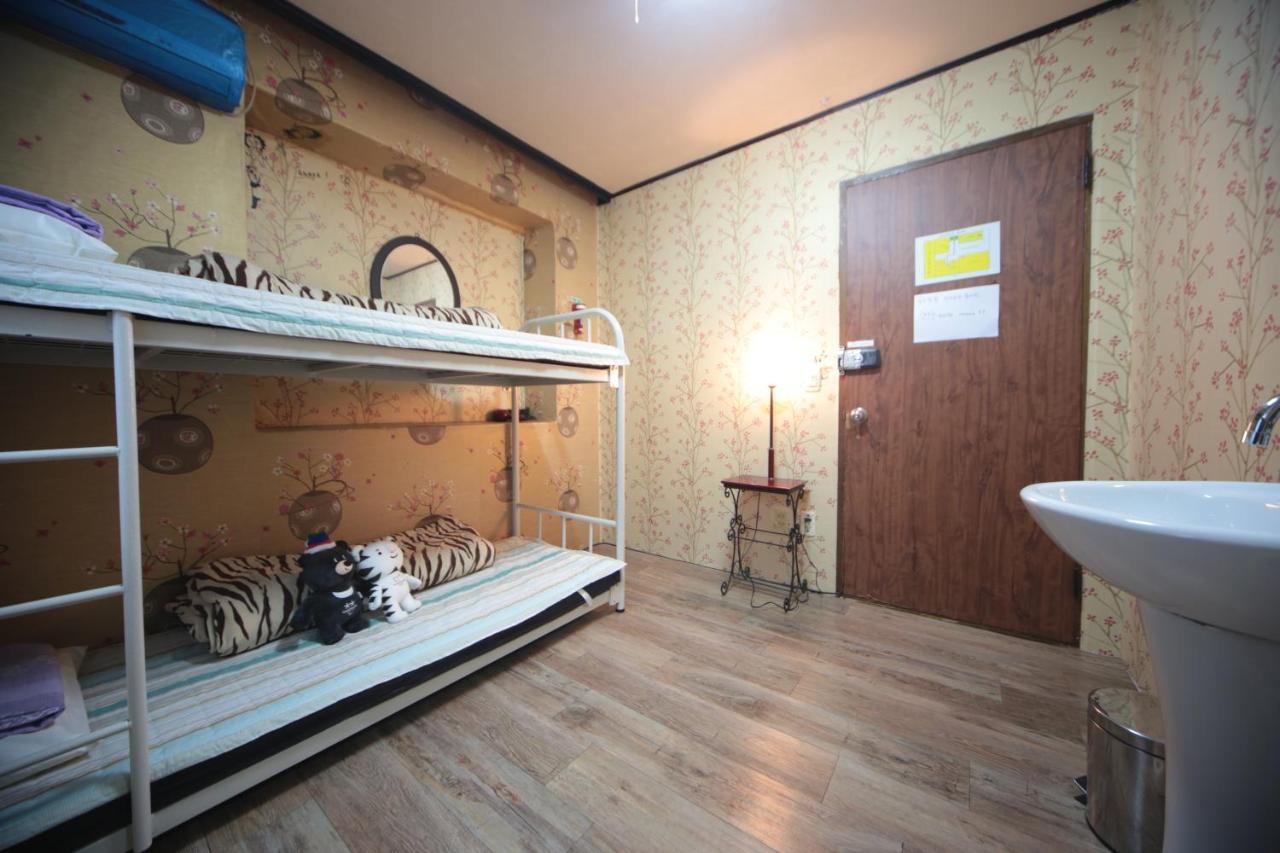 Comeinn Guesthouse Hongdae - Female Only Seoel Buitenkant foto